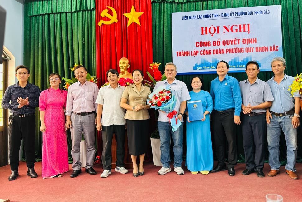 Gia Lai 지방 노동 연맹 위원장 Ha Duy Trung이 Quy Nhon Bac 구 노동 조합 설립 결정을 수여합니다. 사진: Anh Nguyen