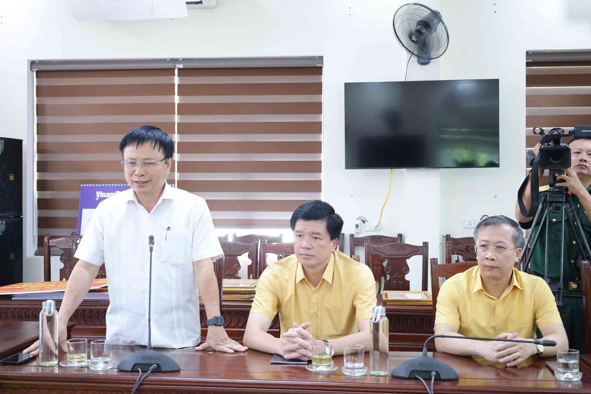 Lanh dao tinh Nghe An cam on, ghi nhan su ung ho quy bau cua Bo tu lenh Quan khu 4 doi voi nhan dan vung lu Nghe An. Anh: Ngoc Anh