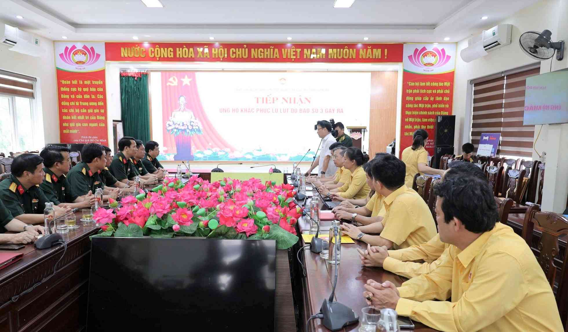 La Region Militar 4 apoya con mas de 2 mil millones de VND en bienes a la poblacion de las zonas inundadas de Nghe An. Foto: Ngoc Anh