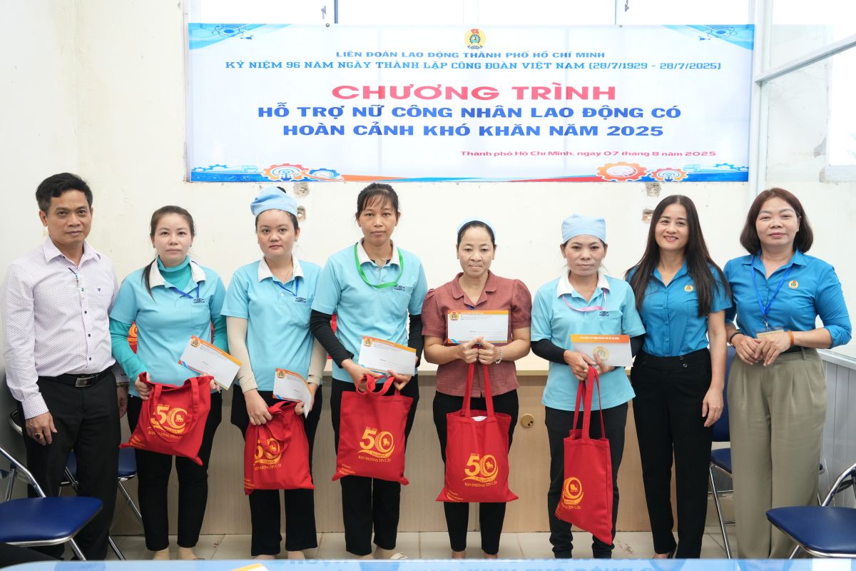 호치민시 노동총연맹은 어려운 환경에 처한 여성 노동자들에게 선물을 전달했습니다. 사진: Thanh An