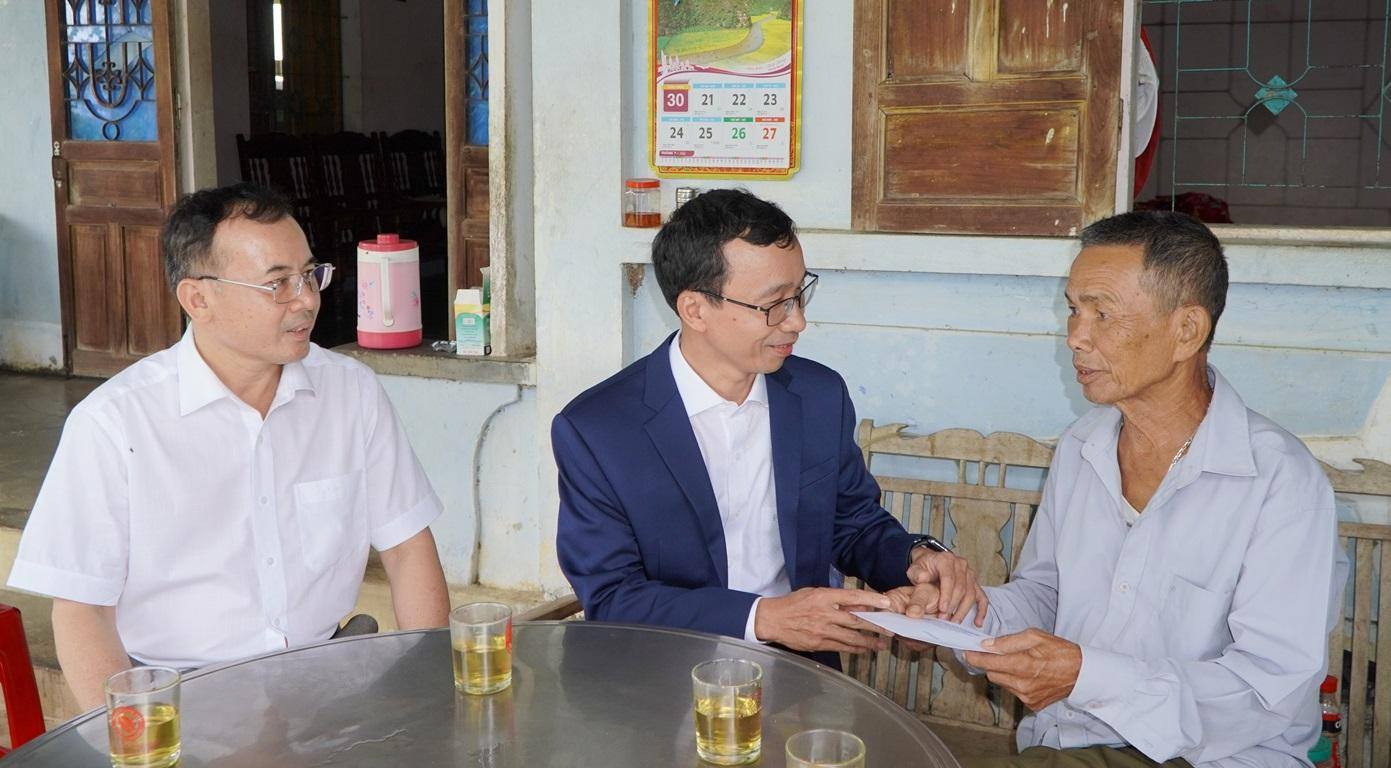 Mr. Huynh Duc Minh (sitting in the middle) during a visit and gift giving to sick soldier Ta Hung Yen in Dak Ui commune, Quang Ngai province. Photo: Thanh Nhi
