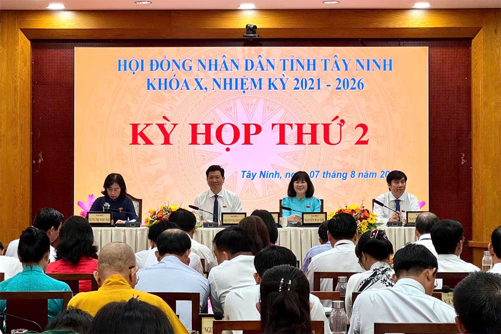 Chaired the 2nd session of the People's Council of Tay Ninh province, term X, 2021-2026. Photo: Tay Ninh Provincial Portal