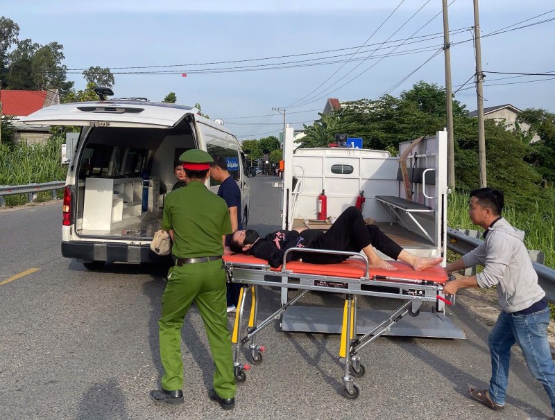 Cong an xa Ha Nha, Da Nang duoc khen ngoi vi cuu giup thai phu gap nan. Anh: DVCC