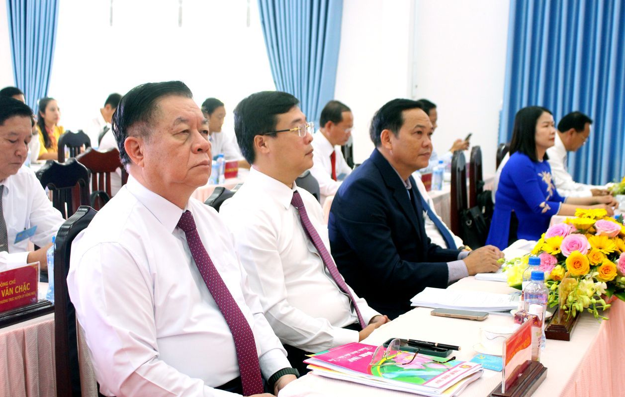 Truong Ban Tuyen giao va Dan van Trung uong Nguyen Trong Nghia va Bi thu Tinh uy Dong Thap Le Quoc Phong (tu trai sang) du Dai hoi. Anh: Lam Dien
