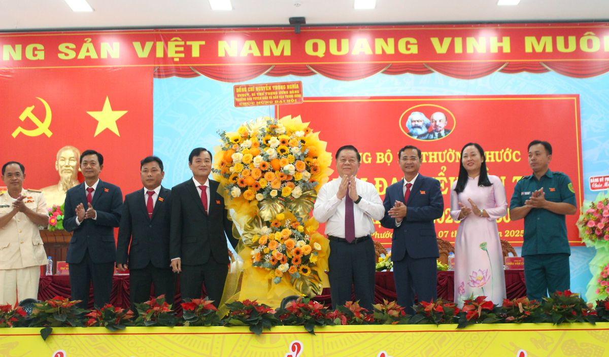 Truong Ban Tuyen giao va Dan van Trung uong Nguyen Trong Nghia (thu 4 tu phai sang) tang hoa chuc mung Dai hoi. Anh: Lam Dien