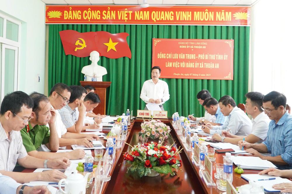 Toan canh buoi lam viec. Anh: Lam Hong