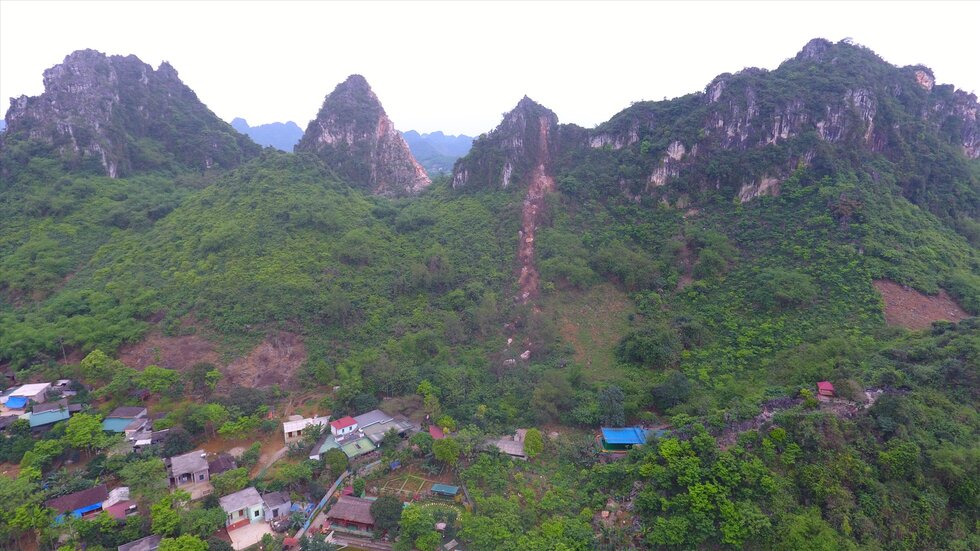 Phia sau mo da BMC nam sat khu dan cu. Anh: Minh Nguyen