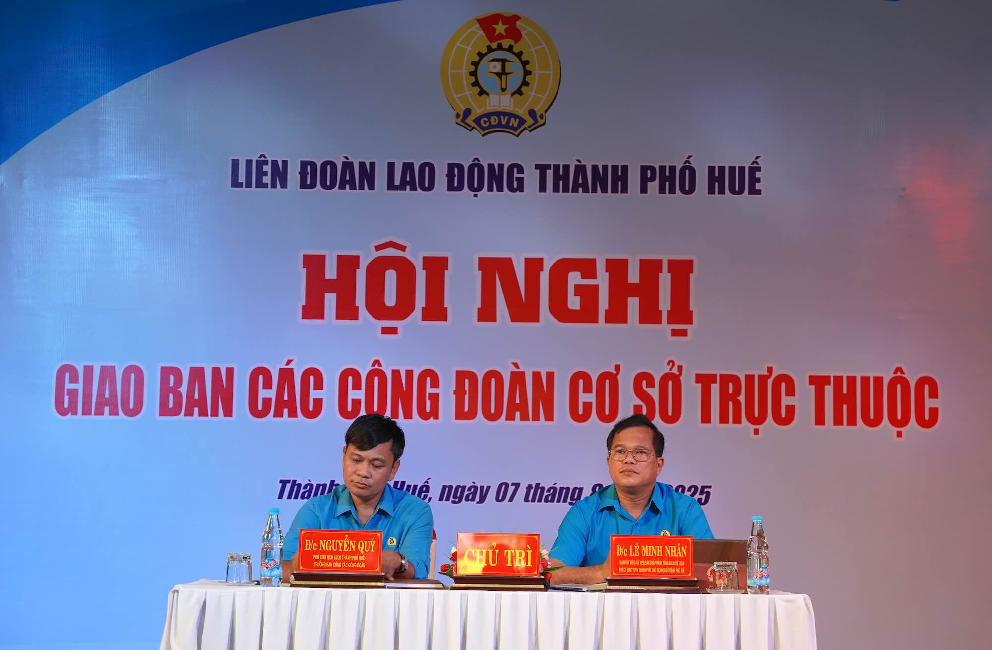 Chu tich va Pho Chu tich LDLD TP Hue giai dap thac mac, tam tu cua cac Cong doan co so truc thuoc. Anh: Nguyen Luan