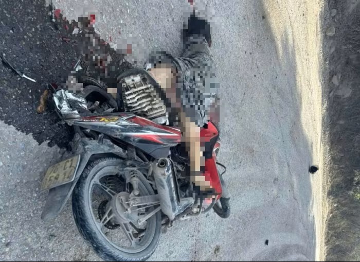 8월 6일 국도 24C에서 발생한 트럭과 오토바이 간의 교통사고 현장으로 오토바이 운전자가 현장에서 사망했습니다. 사진: 꽝응아이 교통 경찰