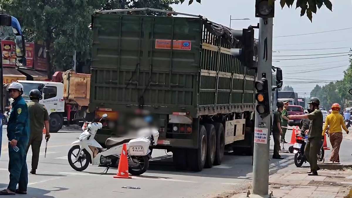 ホーチミン市ビン・ミー区で1人が死亡したトラックとバイクの衝突事故現場。写真:ディン・チョン