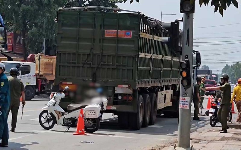 Scene of the accident between a truck and a motorbike that killed 1 person in Binh My ward, Ho Chi Minh City. Photo: Dinh Trong