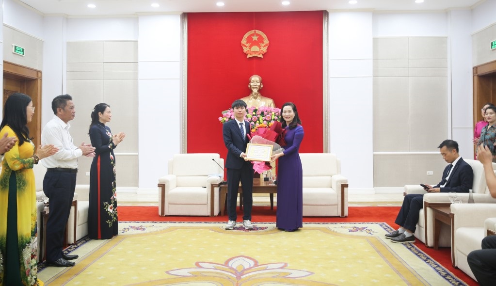 Ms. Nguyen Thi Hanh - Vice Chairman of the People's Committee of Quang Ninh province - awarded Ninh Quang Thang students for their achievements in achieving the International Informatics Olympiad. Photo: Minh Duc