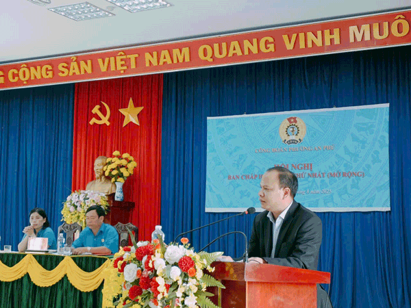 Ong Y Khum - Pho Bi thu thuong truc Dang uy phuong An Phu phat bieu tai hoi nghi. Anh: Thanh Tuan