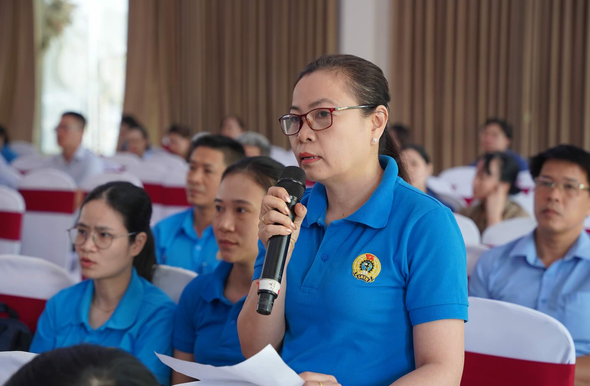 기초 노동조합 대표가 회의에서 후에시 노동 연맹과 논의하고 있습니다. 사진: Nguyen Luan