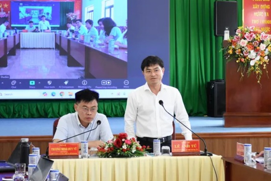 Ong Le Anh Tu - Bi thu Dang uy Dac khu Con Dao phat bieu tai hoi thao. Anh: BTC