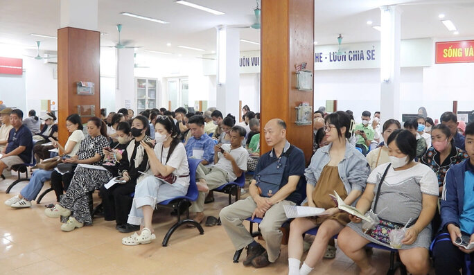 Nguoi lao dong lam thu tuc huong bao hiem that nghiep tai Trung tam Dich vu viec lam Ha Noi.