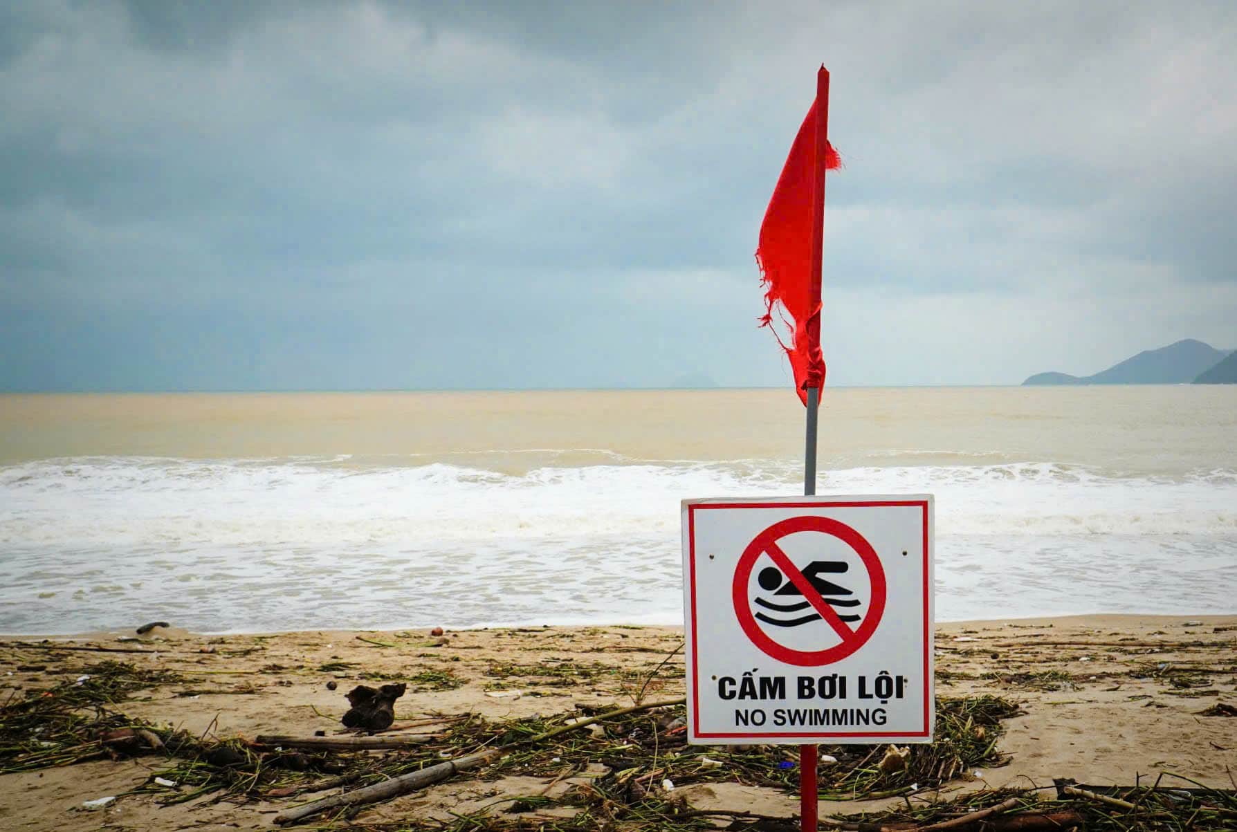 Doctors warn that consuming alcohol before going into water can cause death. Photo: Binh Quy