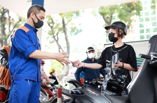 Giá xăng RON 95-III tăng lên 20.074 đồng/lít