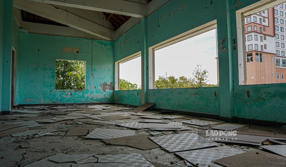 Clarifier la responsabilite de la gestion des maisons et des biens publics a Hue qui ont ete vandalises ou voles.