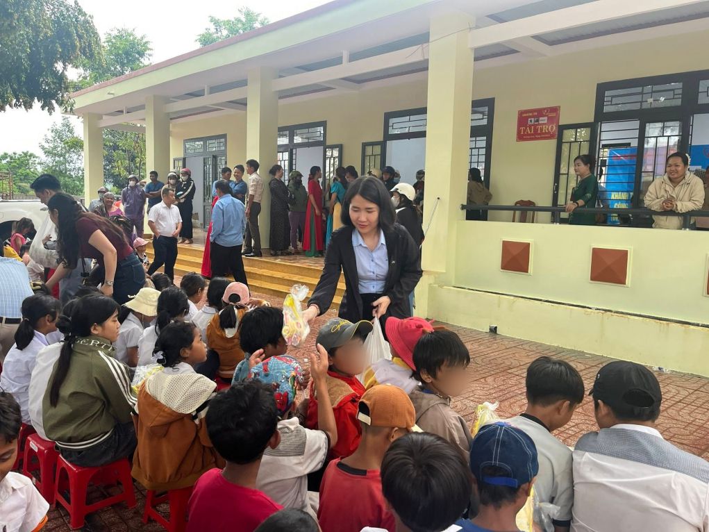 The representative office of Lao Dong Newspaper in the Central Highlands region participated in the inauguration ceremony, handover and putting into use the Ea Bong Primary School (Dach Nam village school), now in Ea Na commune, Dak Lak. The project is supported by the Golden Heart Social Charity Fund for renovation and upgrading. Photo: Ngoc Trang