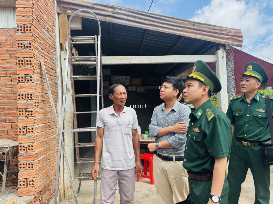 Phong vien Bao Lao Dong cung luc luong Bo doi Bien phong (Don Bien phong IA Rve) tham hoi mot ho gia dinh nam trong dien duoc xoa nha tam, nha dot nat trong nam 2025. Anh: Ngoc Trang 