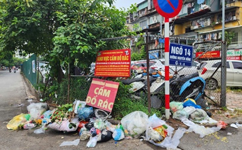 Đường Nguyễn Hồng, mặc dù có biển cấm đổ rác, nhưng người dân vẫn vô tư ...