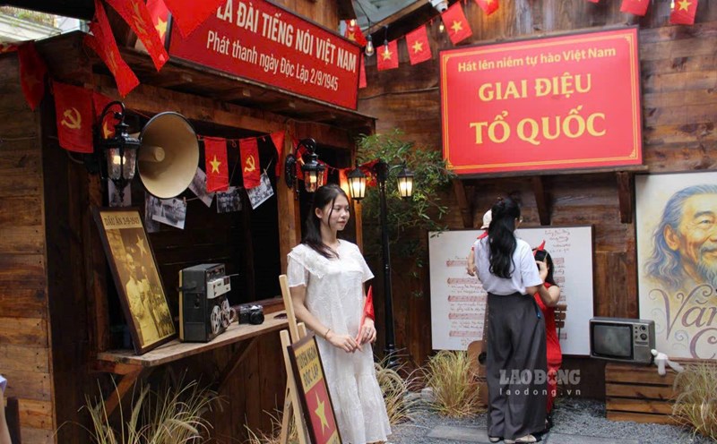 The coffee shop attracted a large number of customers to take photos to celebrate National Day on September 2. Photo: Le Tuyen