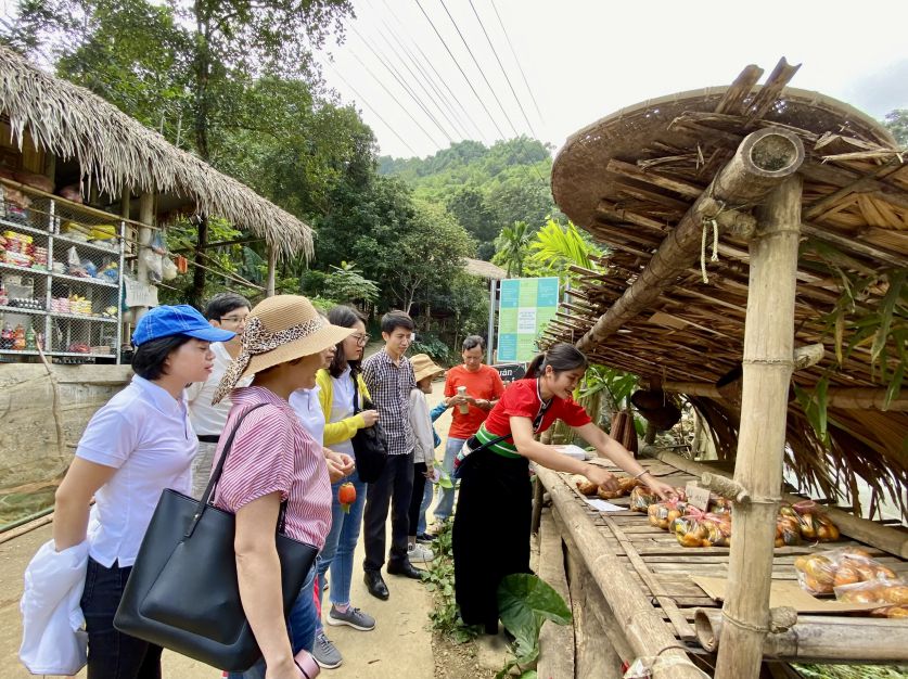 “Quan tu giac“, net doc dao trong lam du lich cua ba con nguoi Muong Ao Ta, tai xa Tien Phong, tinh Phu Tho. Anh: Binh Khang