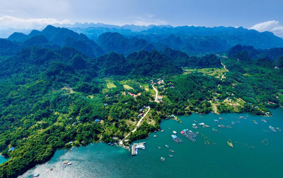 The villages nestled along the lake are ideal destinations on the journey to explore the vast Hoa Binh Hydropower Reservoir. Photo: Binh Khang