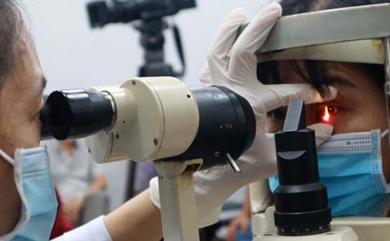 A series of warning signs that your vision is changing and you need to replace your glasses. Photo: Huong Son