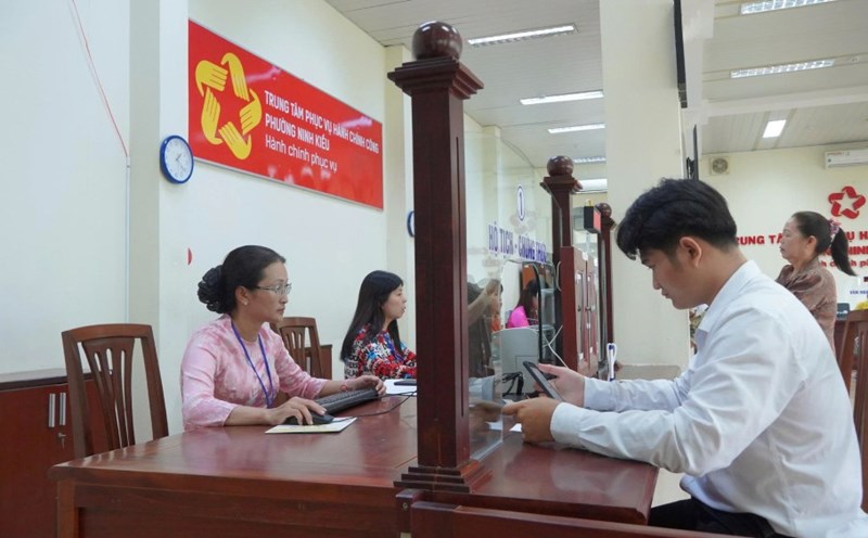 Functional units are finalizing the regulations on family deduction levels. In the photo, the Ninh Kieu Ward Public Administration Service Center (Can Tho) handles administrative procedures for people. Photo: Ta Quang