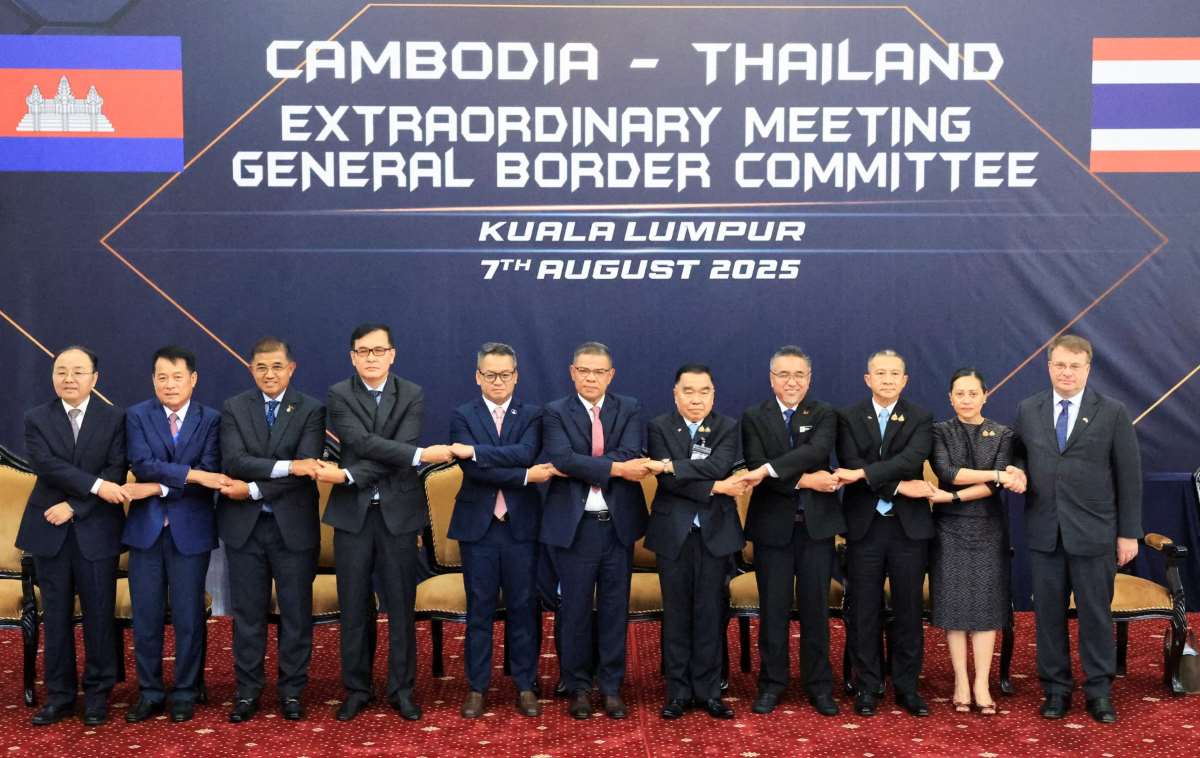 The delegation of Thailand and Cambodia with Malaysian Minister of Home Affairs Saifuddin Nasution Ismail (middle) before the special GBC meeting in Kuala Lumpur, Malaysia, on August 7, 2025. Photo: AFP