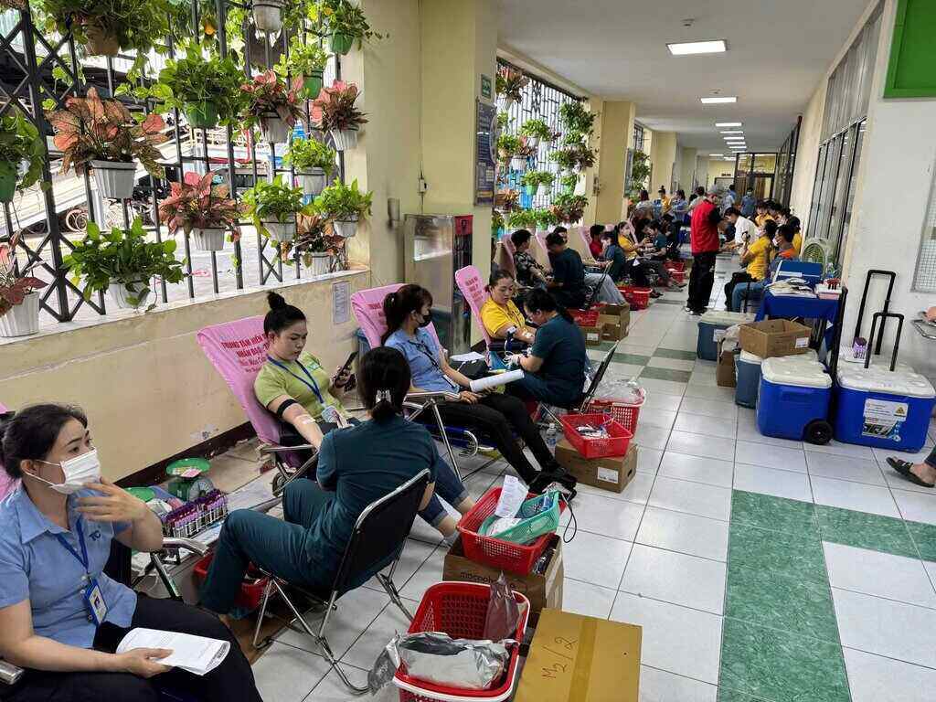 회사 설립 기념 활동 중 하나인 헌혈에 참여하는 성공적인 섬유-투자-무역 주식회사 노동자. 사진: Thu Thuy