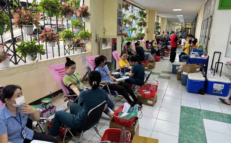 Workers of Textile - Investment - Trading Joint Stock Company successfully participate in blood donation - one of the activities to celebrate the Company's founding anniversary. Photo: Thu Thuy