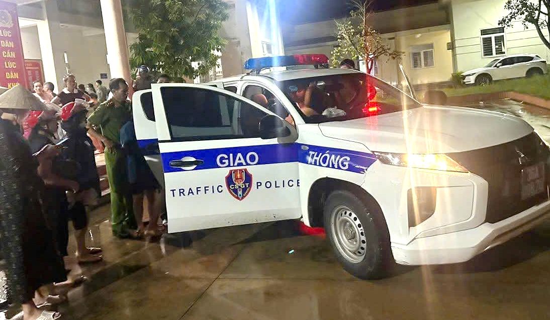 Luc luong CSGT Thanh Hoa nhanh chong ho tro, dua nguoi dan ong den benh vien cap cuu. Anh: Cong an Thanh Hoa
