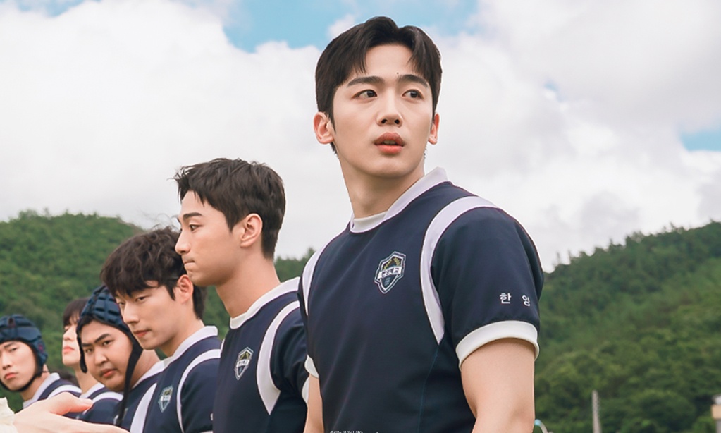 Yoon Kye Sang's co-star always appears with heavy makeup, even when acting in sports films. Photo: Producer/Net Netflix
