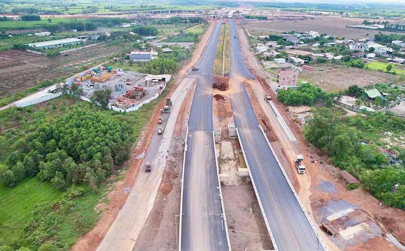 Construction of 2 traffic routes connecting Long Thanh airport in Dong Nai. Photo: HAC