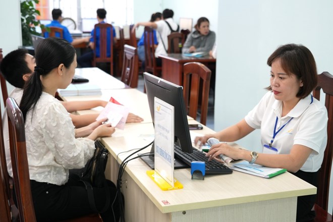 People complete administrative procedures at the headquarters of the People's Committee of Tam Thang Ward (HCMC). Photo: Thanh An