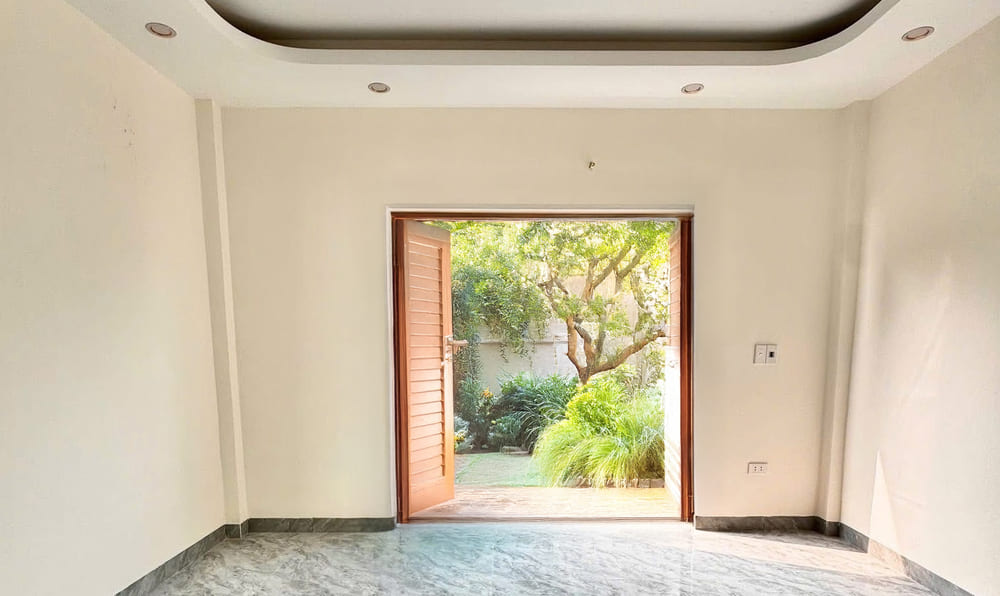 Open your doors and windows to keep your home airy and airy. Photo: Mai Lan