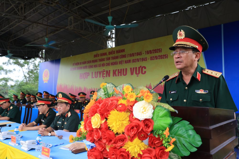Thuong tuong Truong Thien To phat bieu dong vien cac can bo, chien si. Anh: Hai Nguyen