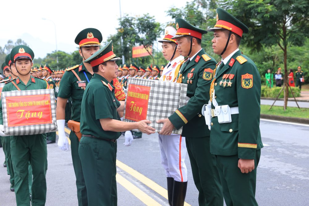 Thuong tuong Truong Thien To tang qua cho luc luong dang luyen tap dieu binh, dieu hanh tai cac diem kiem tra. Anh: Hai Nguyen