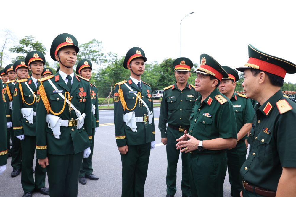 Thuong tuong Truong Thien To dong vien cac luc luong dang luyen tap dieu binh, dieu hanh, phuc vu nhiem vu A80. Anh: Hai Nguyen