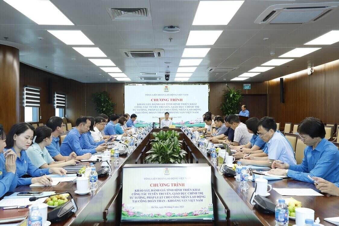 베트남 노동총연맹은 TKV 노동조합에서 노동자들에게 선전 정치 사상 교육 법률 교육 작업을 시행하는 상황을 조사하고 평가합니다. 사진: Pham Tien