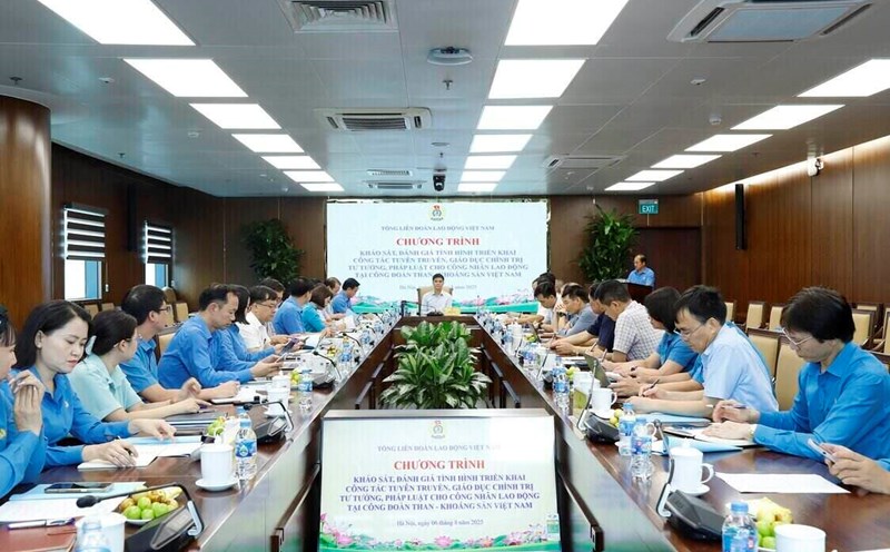 The Vietnam General Confederation of Labor conducted a survey to assess the implementation of propaganda and political ideology education and law for workers at the TKV Trade Union. Photo: Pham Tien