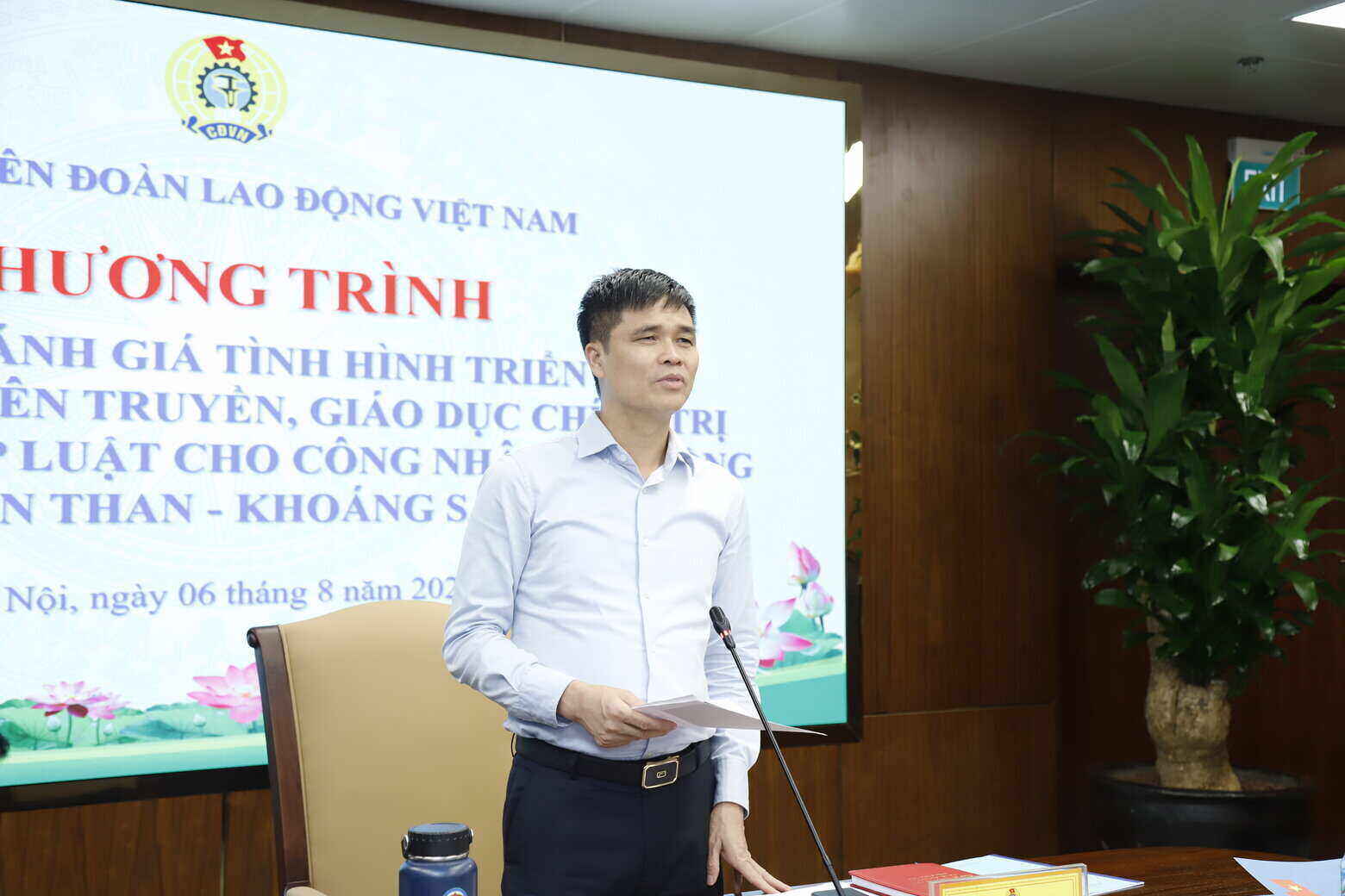 Pho Chu tich Tong LDLDVN Ngo Duy Hieu phat bieu tai buoi khao sat. Anh: Pham Tien