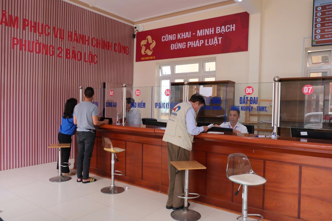 ラムドン省は、機構を再編する際に影響を受けた2 000人以上の幹部、労働者の政策制度を解決しました。写真:Lam Hong