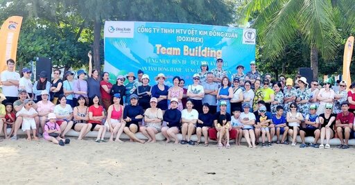 노동자와 가족이 함께 여행을 가서 연결을 만듭니다. 사진: Thu Thuy