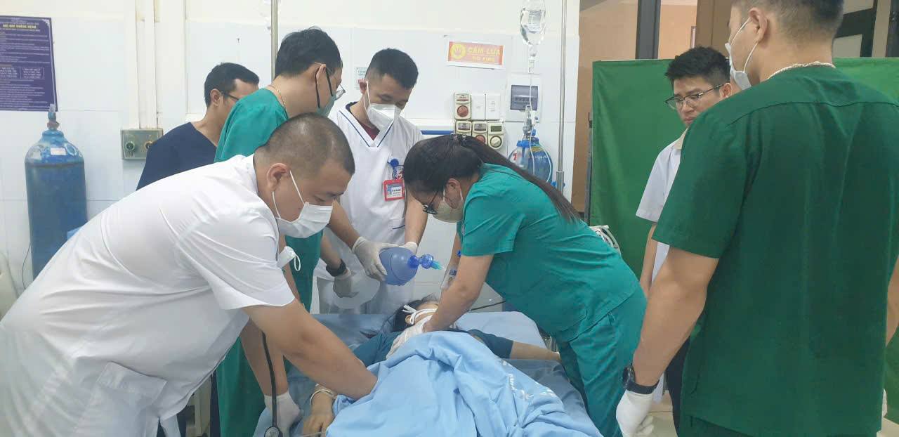 Doctors at Thuan Chau General Hospital performed surgery to save the patient's life and was stopped breathing due to electric shock. Photo: Provided by the hospital