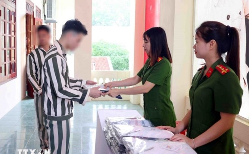 Within 05 days from the date the Amnesty Decision is published and disseminated, the prison Warden and the prison Warden organize the person sentenced to prison to write an application for amnesty and a commitment according to the form. Photo: VNA