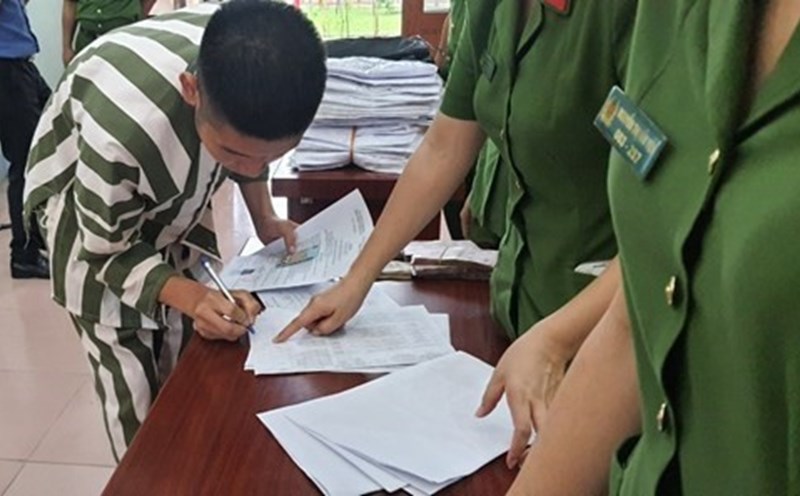 A person who is imprisoned but saves property of the State, collective, or citizen in natural disasters or fires has made a great contribution during his/her time serving a prison sentence. Photo: Quang Viet